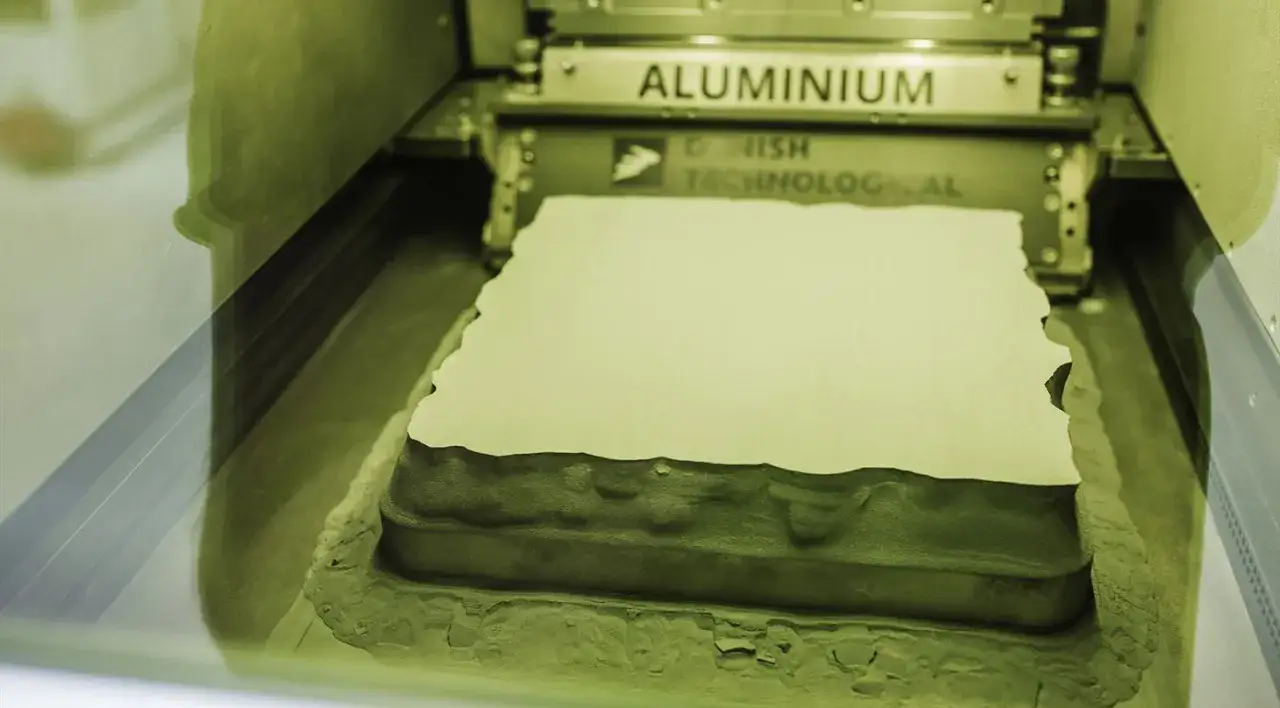 Drukarka 3D wykorzystująca technologię multi jet fusion tworzy aluminiowy obiekt warstwa po warstwie.