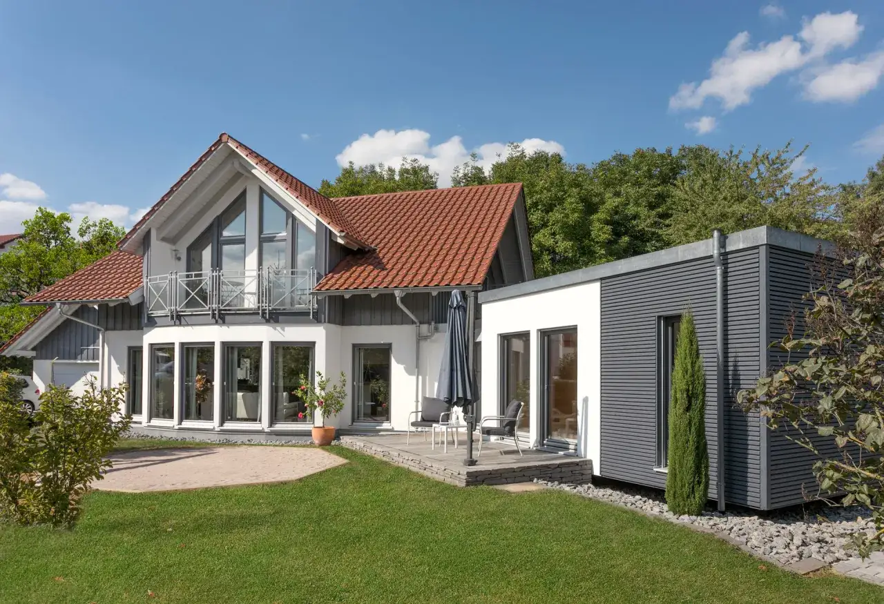 Modernes Haus mit einem **tiny house als anbau**. Ein Balkon, Terrasse und Garten laden zum Verweilen ein.