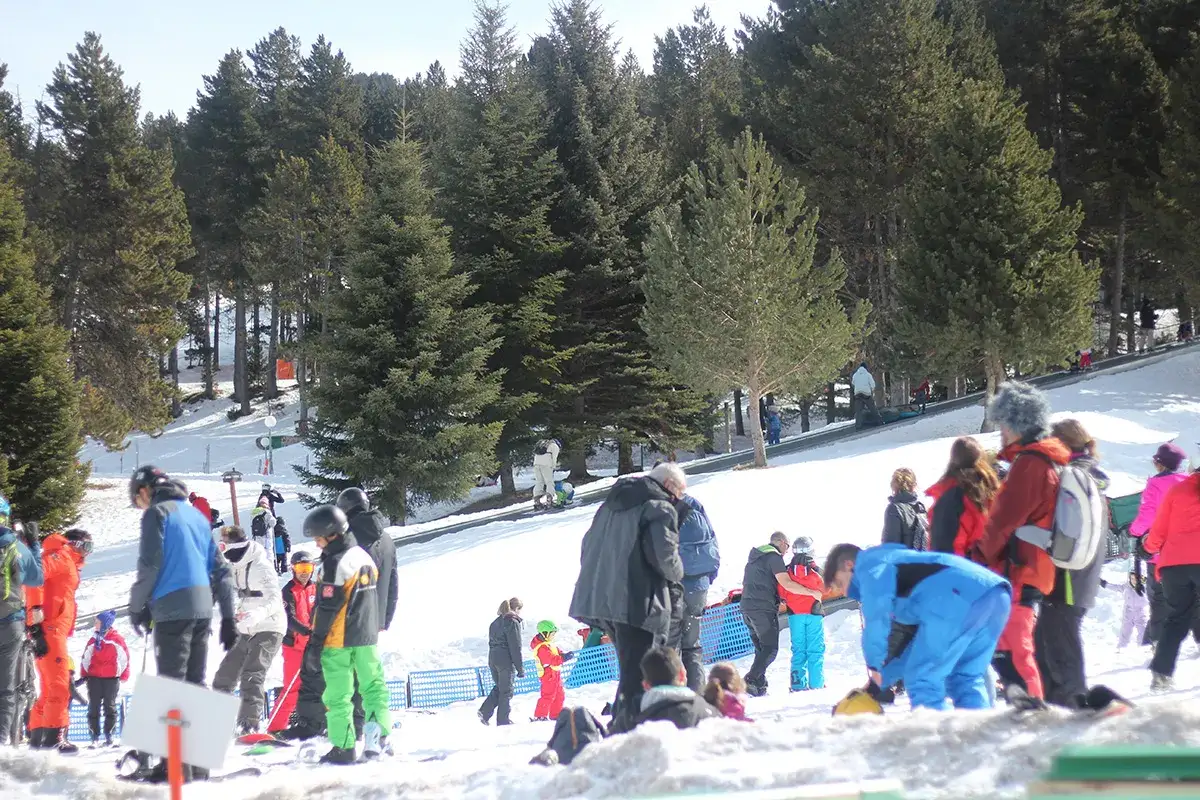 Gente disfrutando de la nieve, una excelente opción de qué hacer en La Molina con niños.