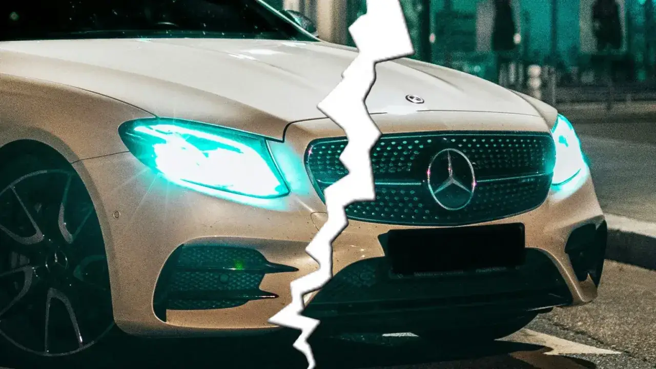 En vit Mercedes med lysande strålkastare, delad av en vit blixt. Lär dig hur funkar privatleasing för att få en ny bil.