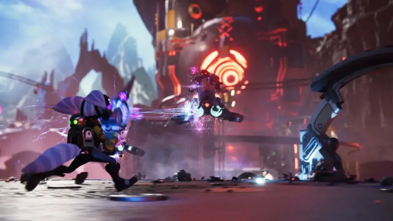 Ratchet y Clank en Ratchet & Clank: Una Dimensión Aparte, disparando rayos de energía en un mundo futurista.