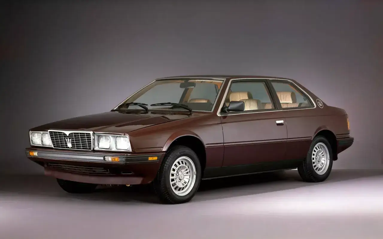 Brązowe Maserati Biturbo z lat 80. z jasnym wnętrzem, klasyczna linia coupe.