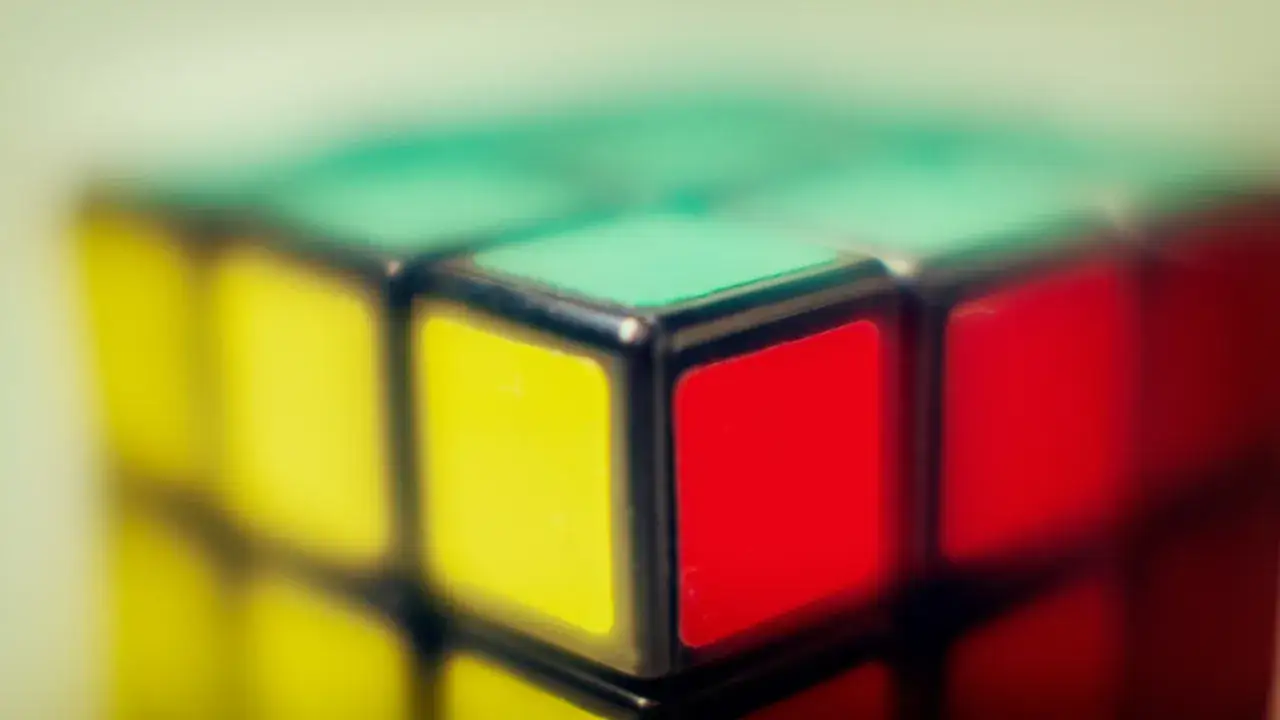 En snabb Rubiks kub med gula, röda och gröna sidor.