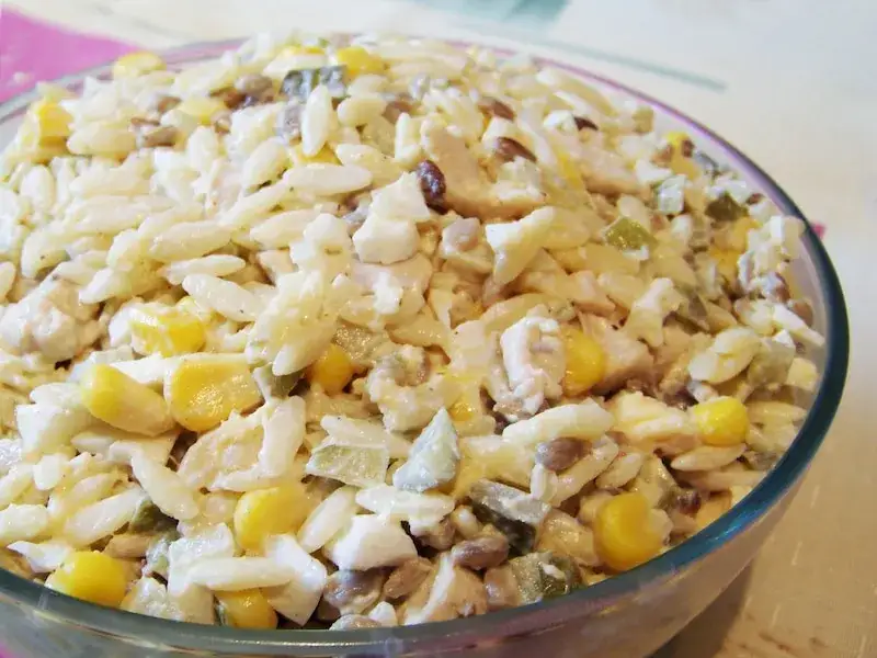 sałatka z makaronem orzo i kurczakiem