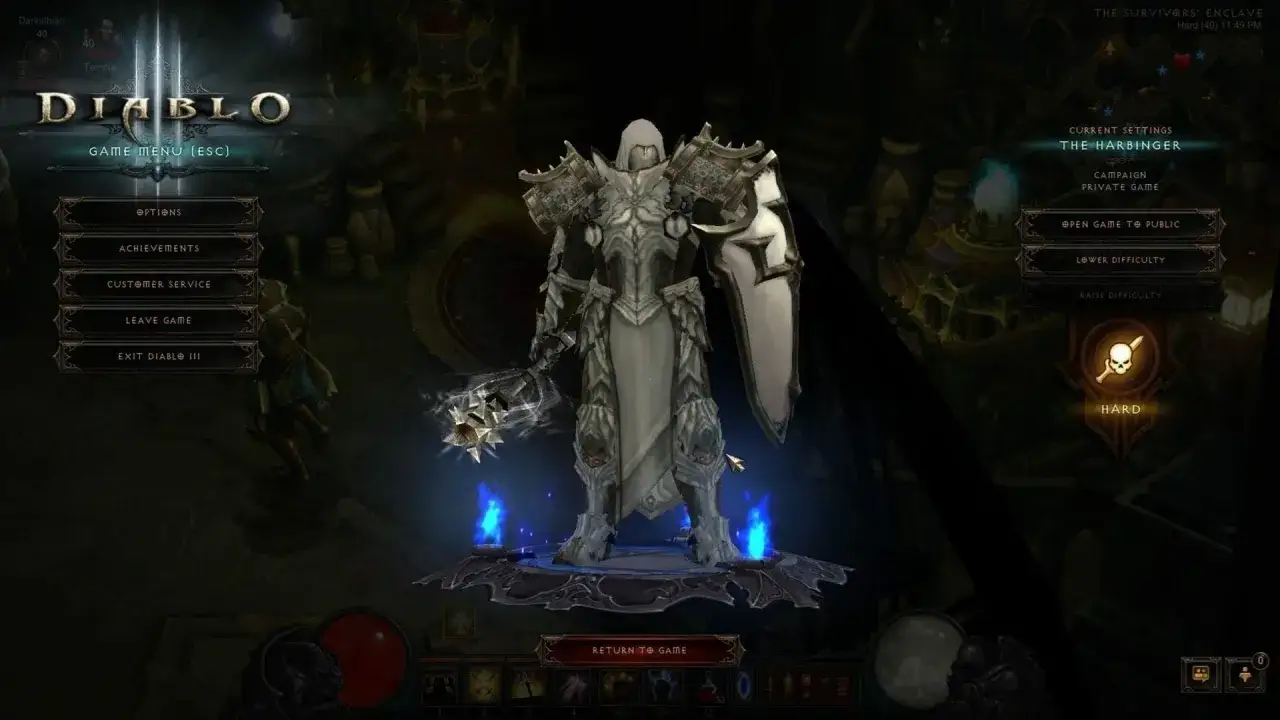 Rycerz w lśniącej zbroi z tarczą i młotem, menu gry Diablo 3. Dodatki do gry oferują nowe wyzwania.