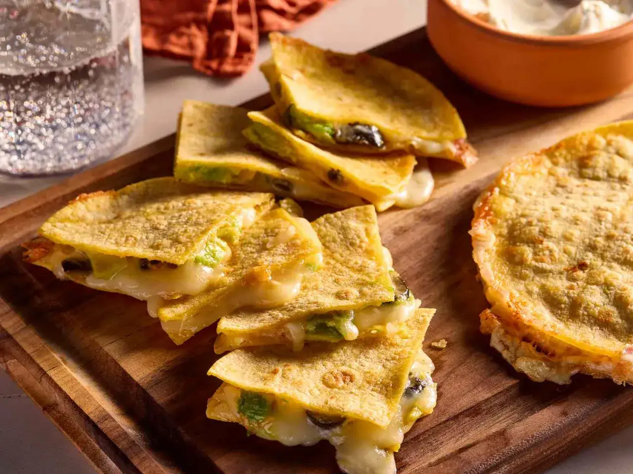 Krispiga quesadillas med sm&auml;lt ost och gr&ouml;nsaker, perfekta f&ouml;r ett snabbt quesadillas recept. Serveras p&aring; en tr&auml;bricka med en sk&aring;l dipp.
