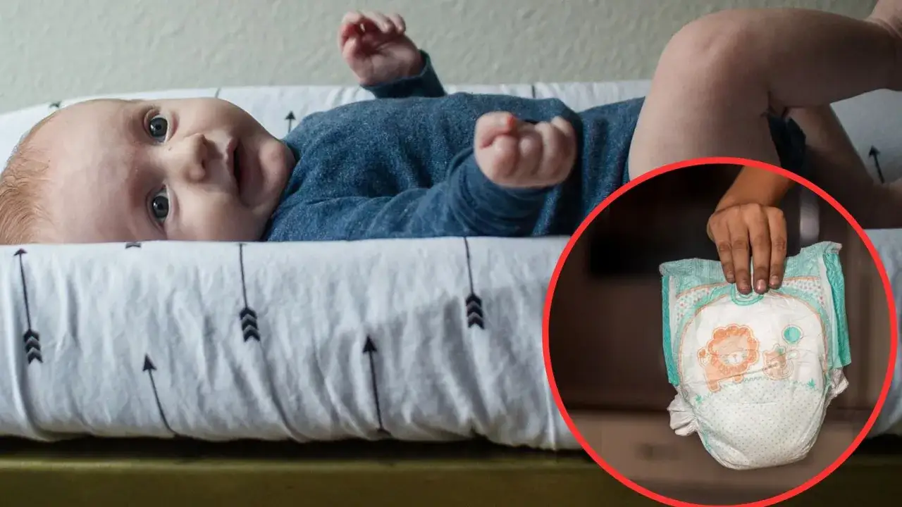Maluch leży na przewijaku, a obok widać pieluszkę, która ewidentnie jest za mała.