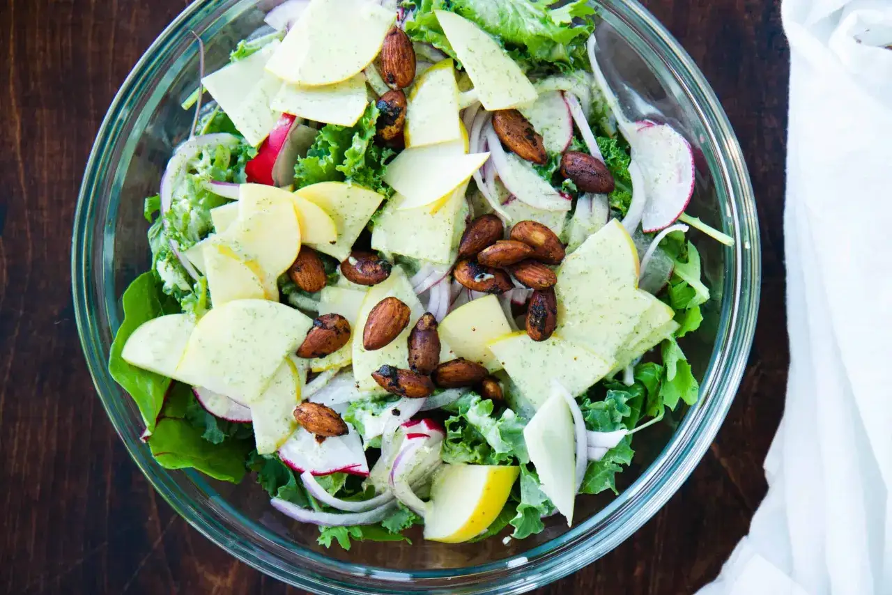En fr&auml;sch sallad med &auml;pple, mandlar och en kr&auml;mig dressing. Ett perfekt salvia recept f&ouml;r en l&auml;tt lunch.