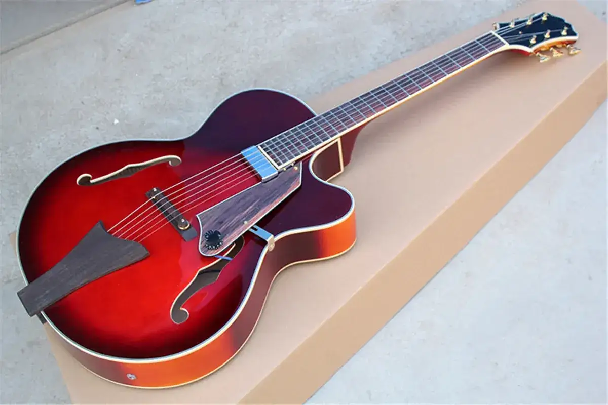 Elegancka gitara jazzowa z czerwonym, półpustym korpusem (semi hollow body) i drewnianymi elementami.