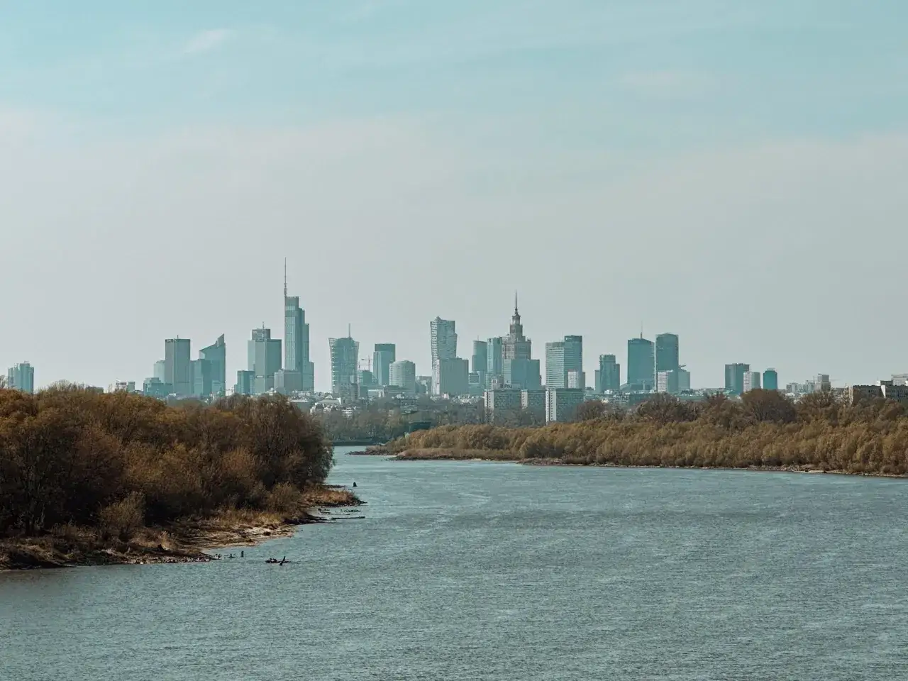 Warszawa słynie z nowoczesnej panoramy miasta z wieżowcami nad Wisłą, otoczonej zielenią.