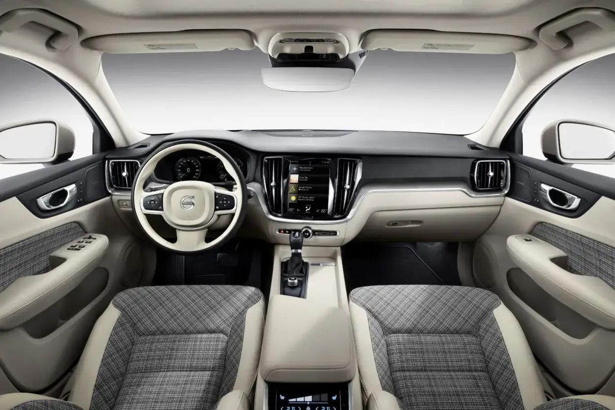 Wnętrze Volvo V60: nowoczesny design, komfortowe fotele i intuicyjny ekran. Wiele osób chwali te **volvo v60 opinie** za jakość wykonania.