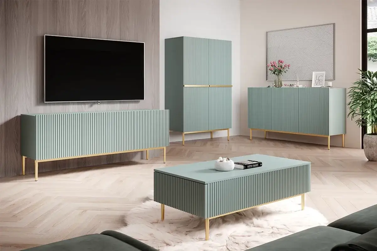 Nowoczesny salon z meblami w kolorze szałwiowym, złote detale dodają elegancji.
