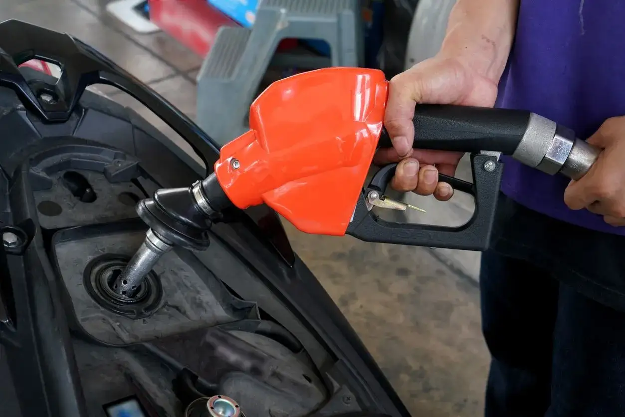 Repostando gasolina a una moto 125. &iquest;Qu&eacute; gasolina usan las motos 125?