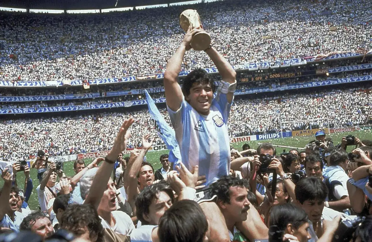 Diego Maradona z pucharem świata, symbol triumfu Argentyny i ikona historii mistrzostw świata w piłce nożnej.