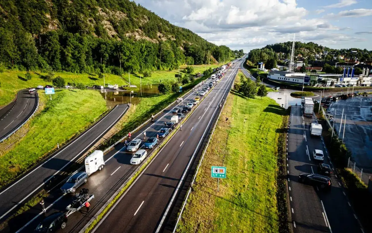 Trafikstockning vid Edet Värdshus. Bilar köar på motorvägen, en del står vid en översvämmad väg.