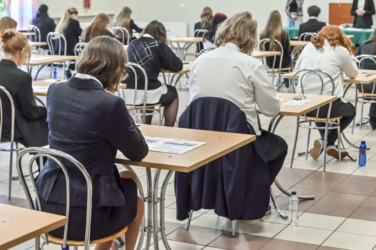 Uczniowie piszą maturę, czekając na wyniki. Szkoła w chmurze to metafora przyszłości, która zależy od ich dzisiejszych osiągnięć.