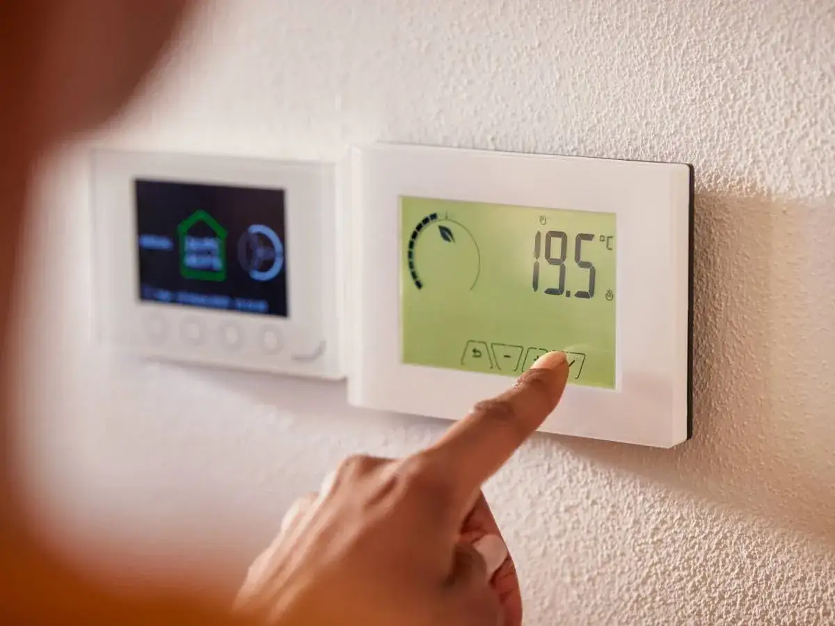 Ajustando el termostato a 19.5 grados para un invierno acogedor.