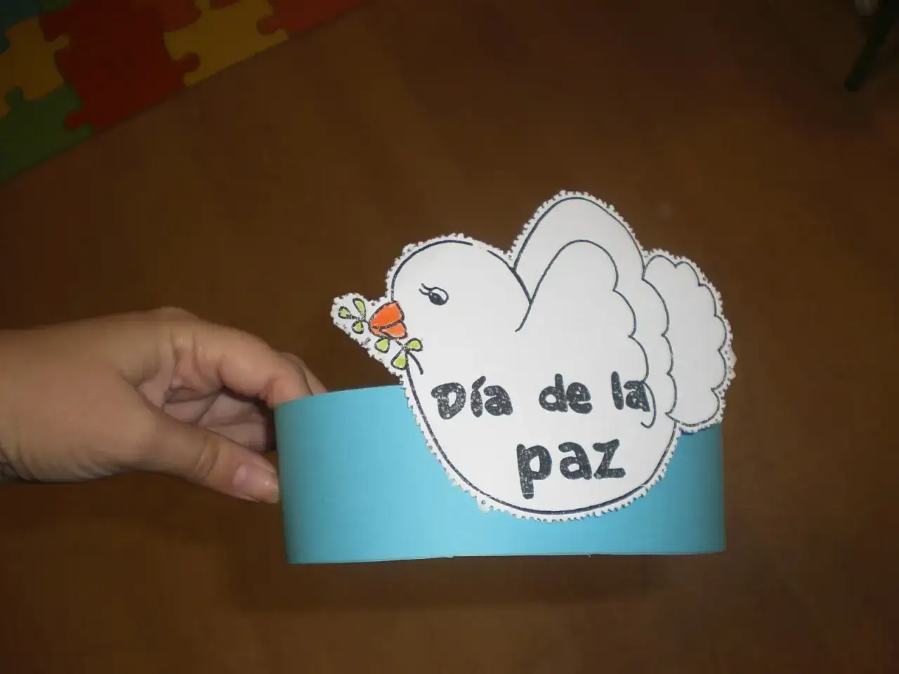 Manualidad de paloma con rama de olivo y texto 