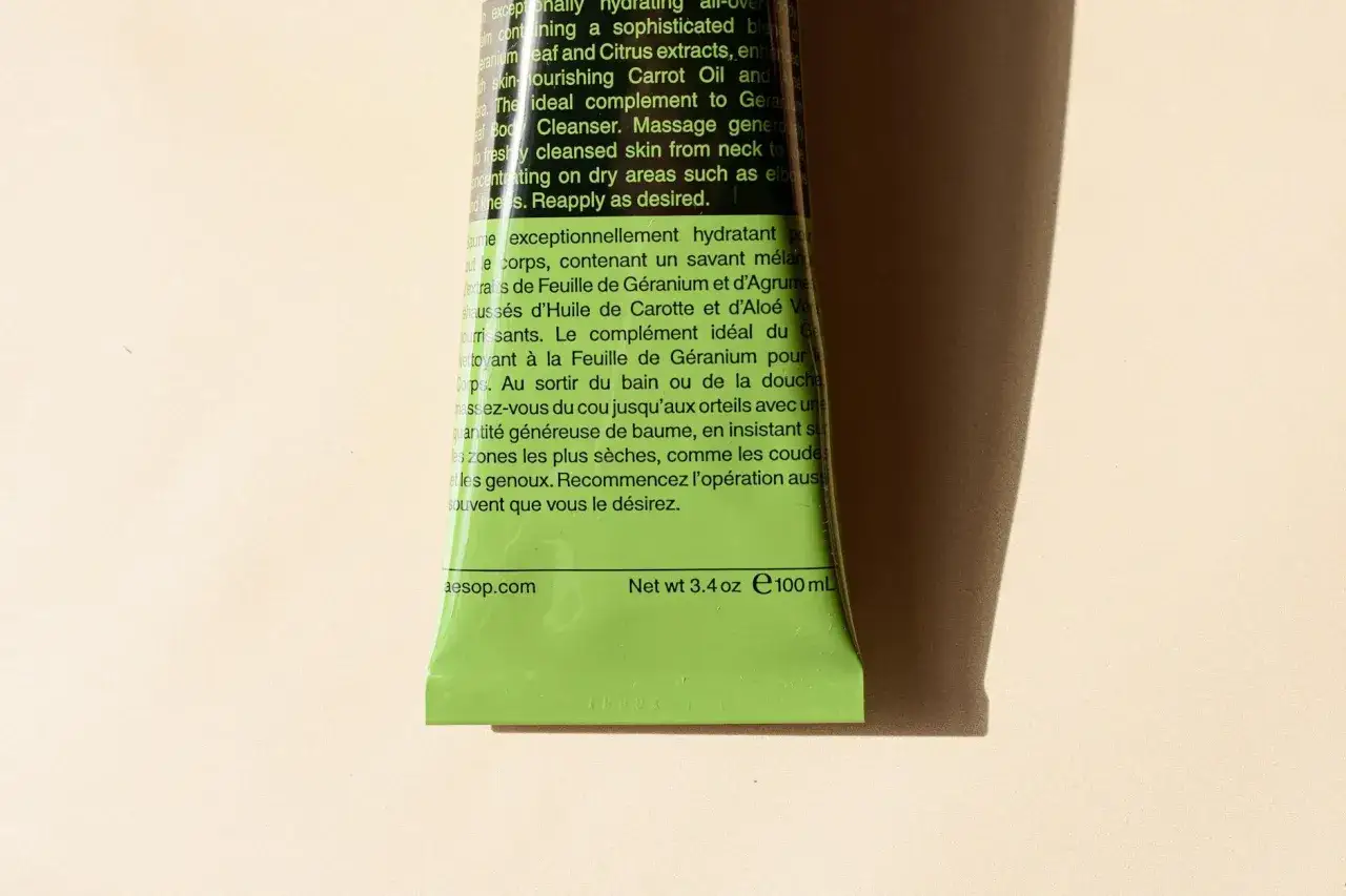 Zielona tubka z opisem produktu, zawierająca analizę składu z ekstraktami z geranium i cytrusów.
