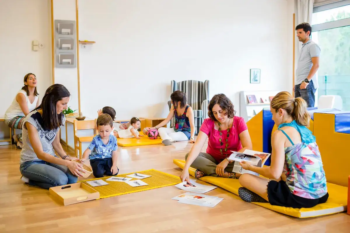 Adultos y niños participan en actividades educativas, como si fuera parte de cursos para padres.