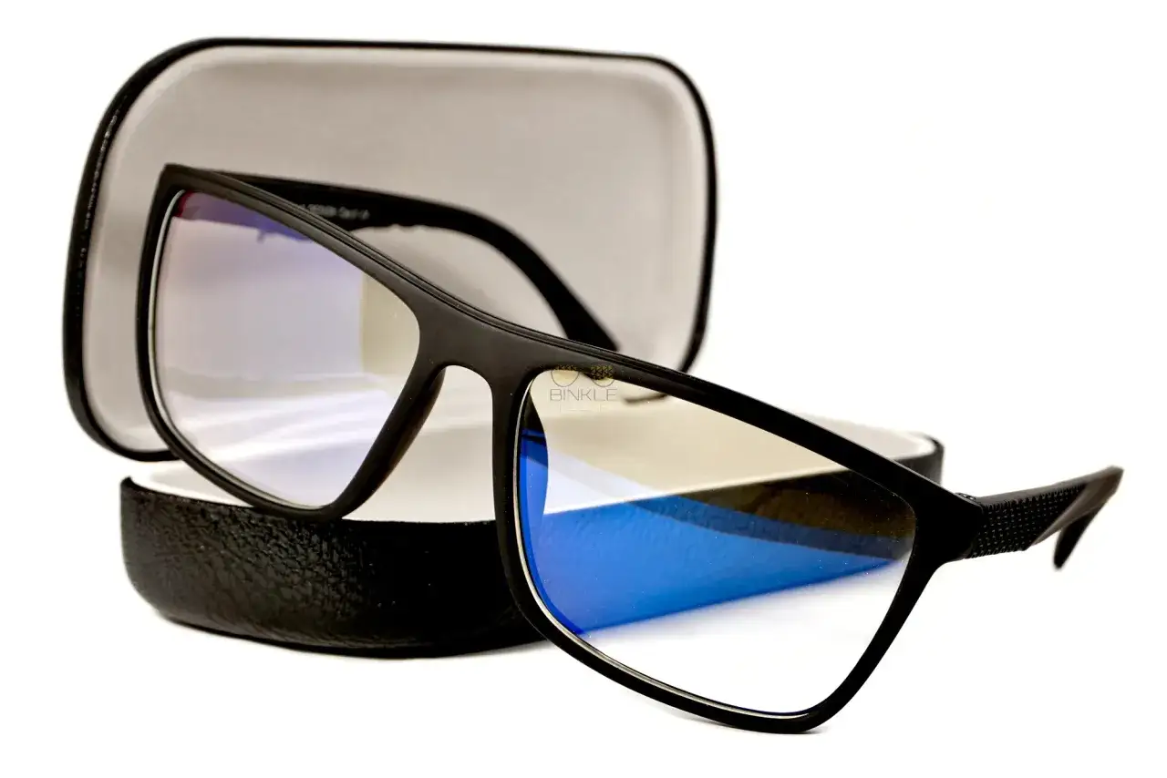 Czarne okulary z powłoką antyrefleks w okularach, leżące obok etui.