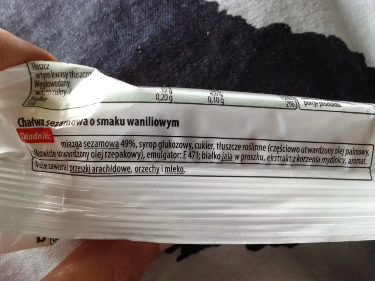 Chałwa sezamowa waniliowa. Na opakowaniu podano informacje o wartościach odżywczych, ale nie ma bezpośredniej odpowiedzi na pytanie, ile kalorii ma chałwa.