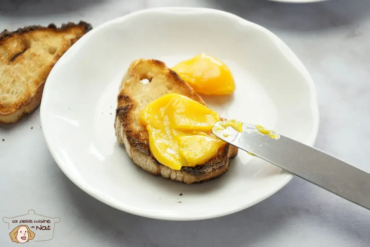 Tartine grillée garnie d'une crème jaune vif. Une question se pose : peut on congeler des jaunes d'œufs pour obtenir cette texture ?