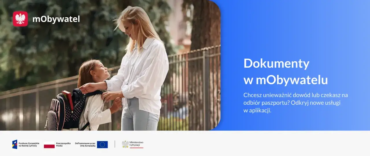 Matka pomaga córce założyć plecak. Aplikacja mObywatel ułatwia sprawy urzędowe, np. odbiór paszportu dziecka.