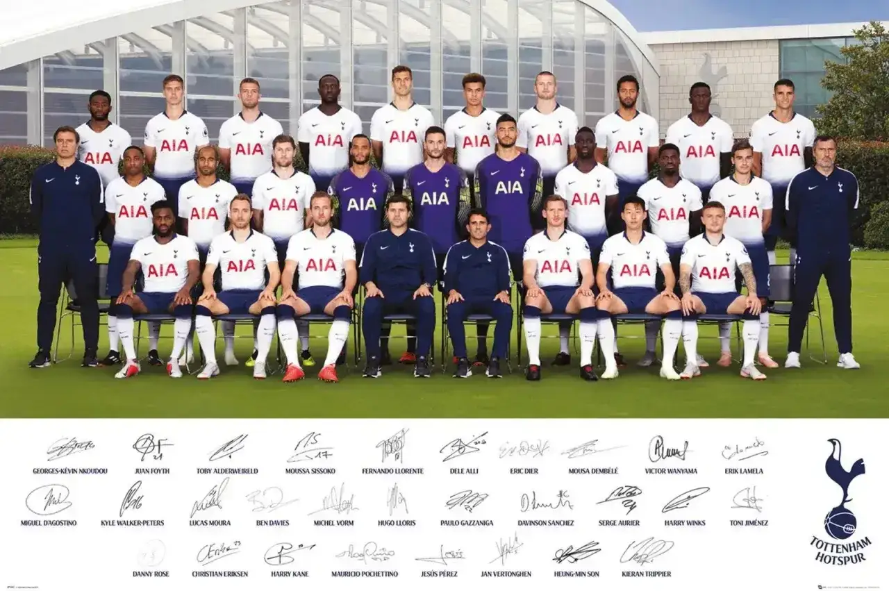 Drużyna Tottenham Hotspur w komplecie. Zawodnicy pozują do wspólnego zdjęcia, prezentując swoje stroje.