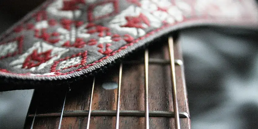 rodzaje pasków do gitary akustycznej i straplocki
