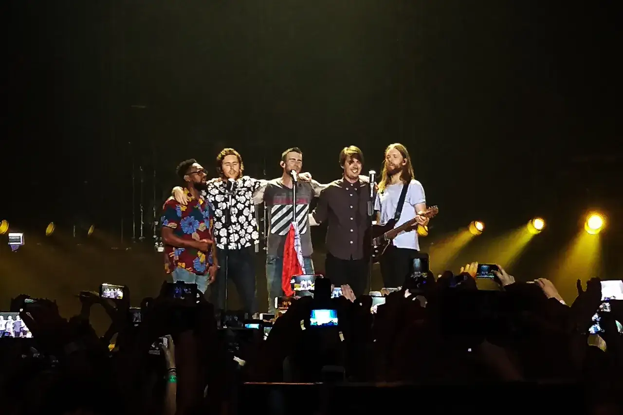 Zespół Maroon 5 na scenie, fani filmują telefonami. Ciekawe, ile trwa koncert Maroon 5?