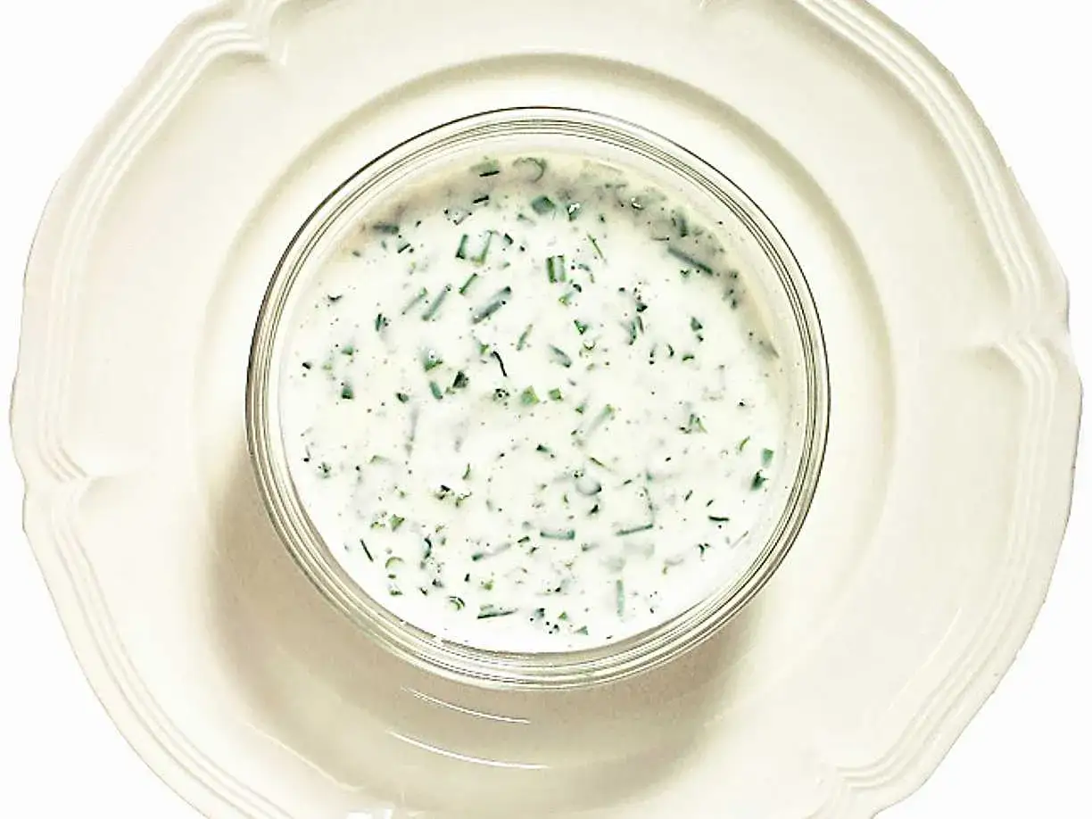 En sk&aring;l med kr&auml;mig kall s&aring;s till fisk, med finhackade &ouml;rter som dill och gr&auml;sl&ouml;k. Perfekt till sommarens sillunch.