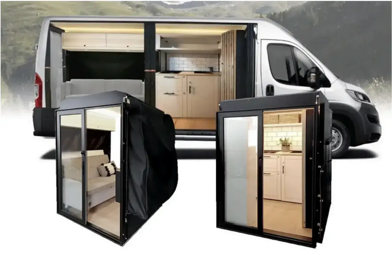 Modułowy camper system: dwie wysuwane kabiny - jedna z łóżkiem, druga z aneksem kuchennym, obok białego vana.