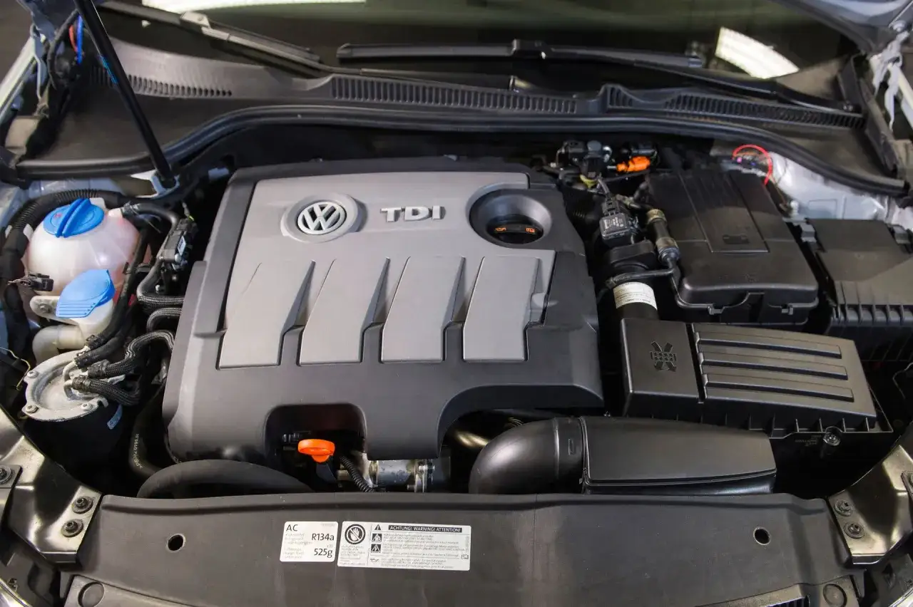 Silnik 1.6 TDI Volkswagena z widocznym logo TDI i osłoną silnika.
