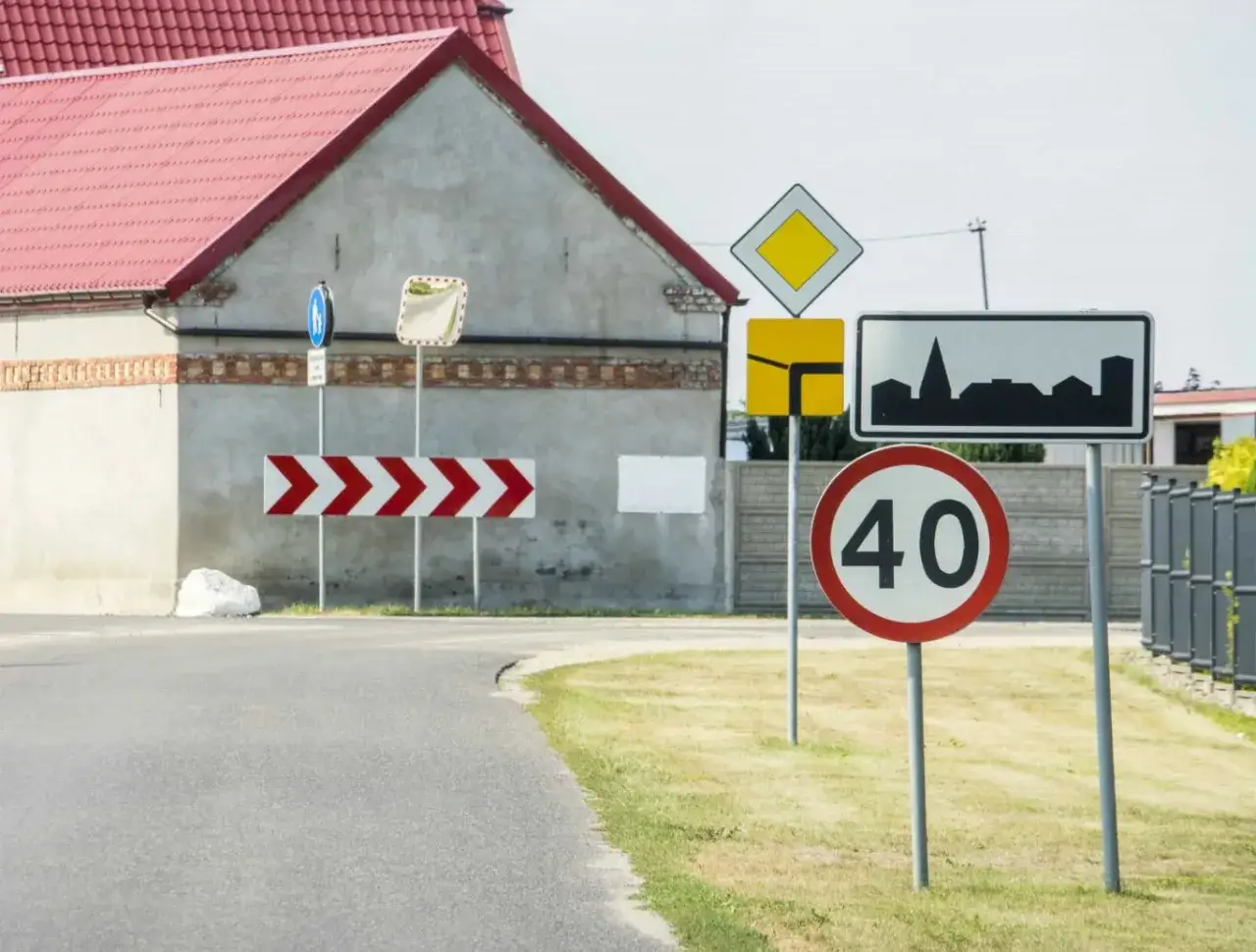 Znak ograniczenia prędkości do 40 km/h. Przekroczenie prędkości o 20 km/h grozi mandatem.