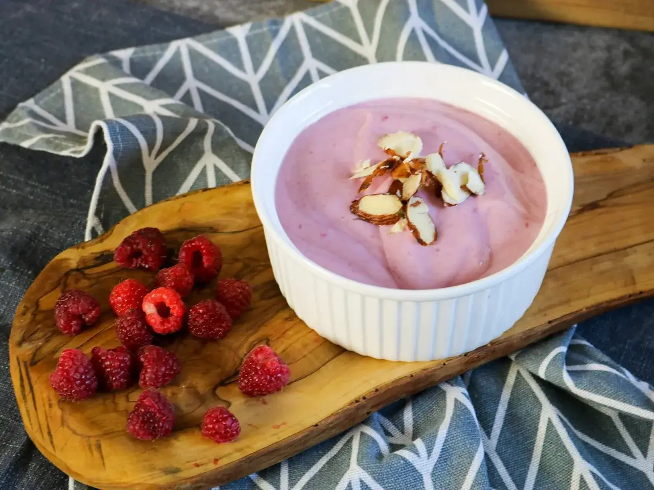 Himbeere-Quarkspeise: ein einfaches Rezept für ein leichtes Dessert. Frische Himbeeren und Mandelsplitter garnieren die cremige Quarkspeise.
