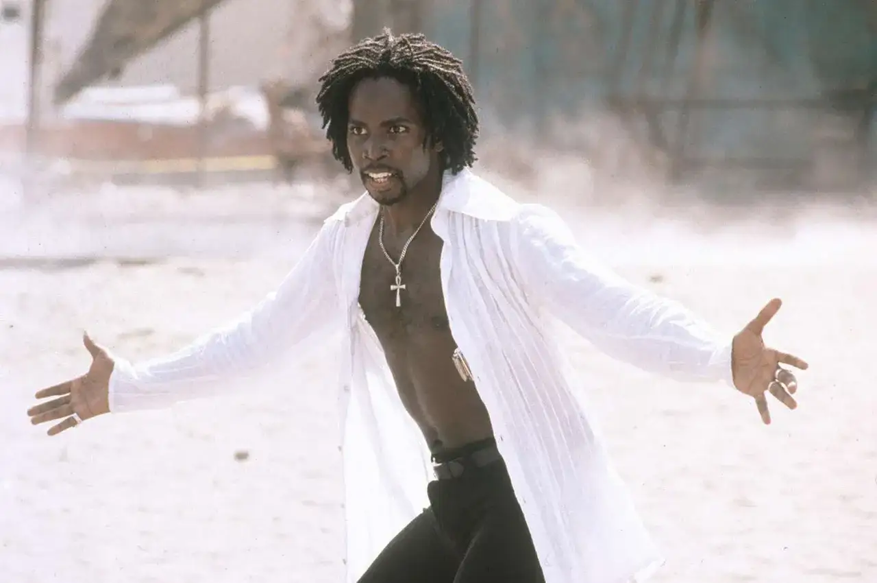 Harold Perrineau med dreadlocks och vit skjorta, en scen från filmer och tv-program med harold perrineau.