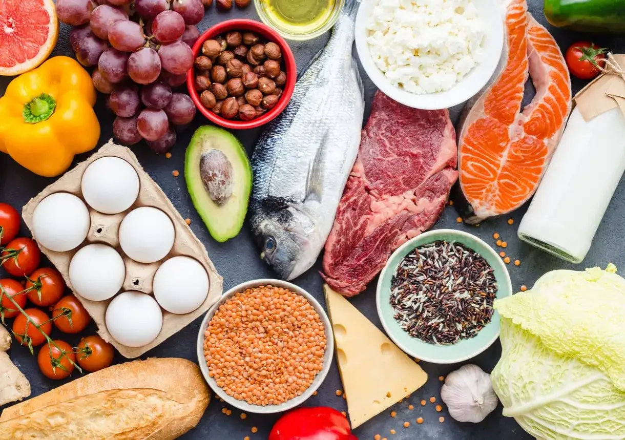 Assortiment d'aliments riches en prot&eacute;ines : poisson, viande, &oelig;ufs, produits laitiers, l&eacute;gumineuses, noix, c&eacute;r&eacute;ales. Ces aliments fournissent les 9 acides amin&eacute;s essentiels.