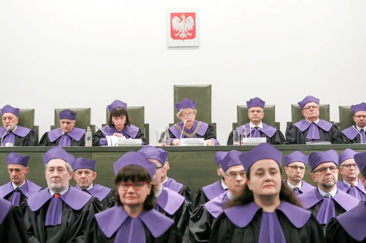 Sędziowie w togach, dyskusja o tym, ile zarabia sędzia sądu rejonowego.