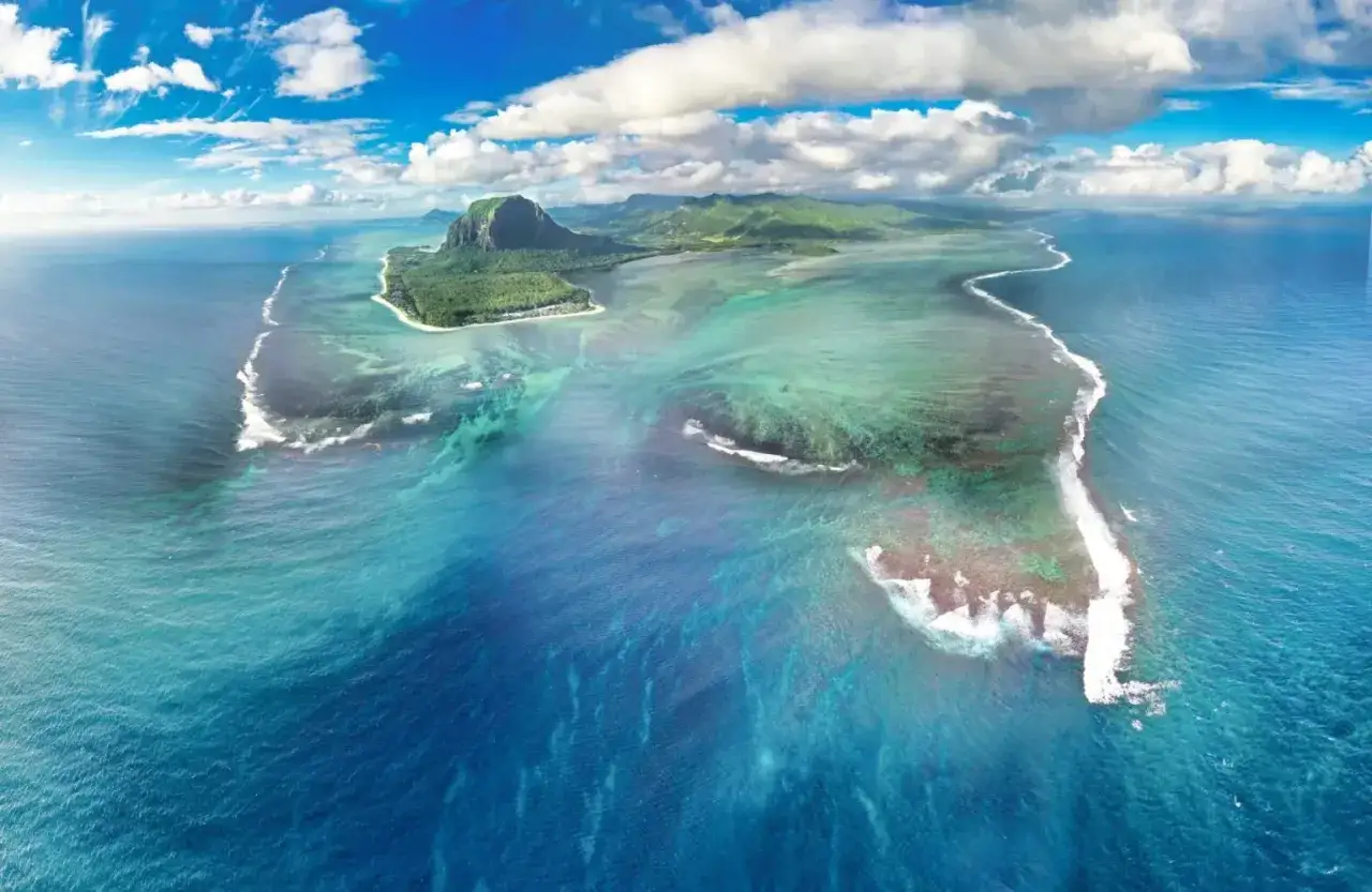 Podwodny wodospad koło Le Morne Brabant to jedna z najbardziej niezwykłych atrakcji Mauritiusa. Widok zapiera dech w piersiach!