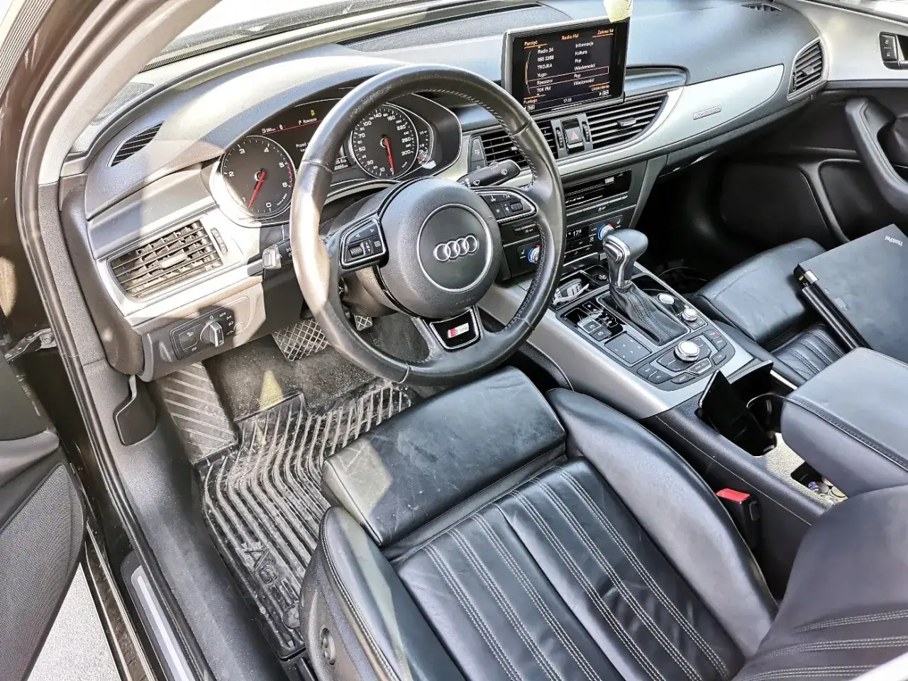 Wnętrze Audi A6. Zastanawiasz się, ile kosztuje przełożenie kierownicy w takim aucie? Skórzana tapicerka, nowoczesny kokpit.