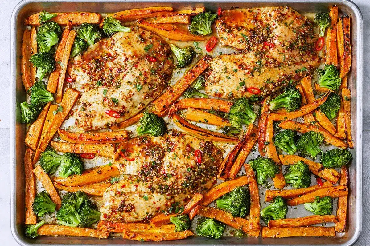 Pieczona ryba tilapia z batatami i brokułami. Czy ryba tilapia jest zdrowa? Tak, to chude białko, idealne na zdrowy posiłek.