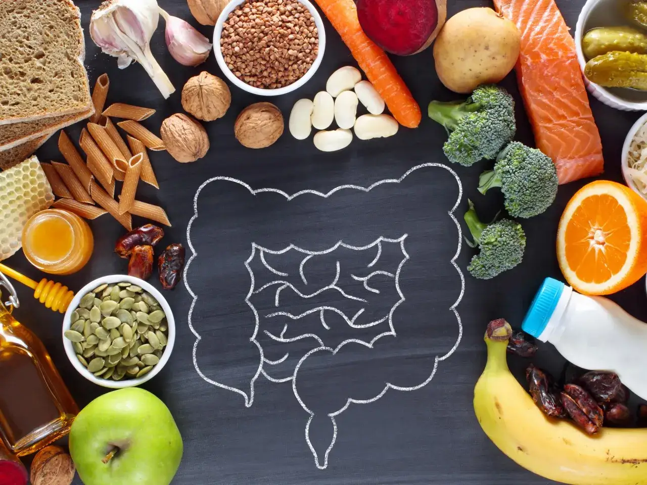 Un dessin de l'intestin est entouré d'aliments bénéfiques pour le flore intestinale : saumon, brocolis, orange, banane, yaourt, dattes, graines de courge, miel, pommes, pain complet, ail, carottes, betteraves, pommes de terre, haricots, noix, cornichon...