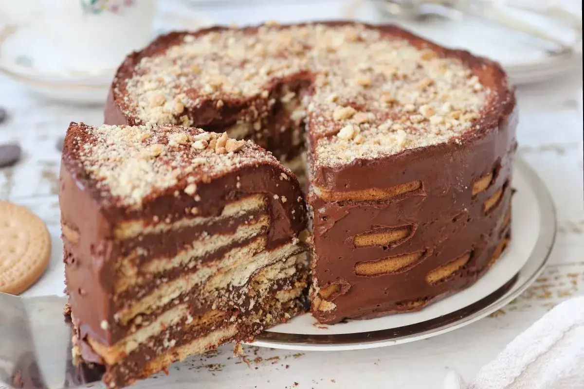 Deliciosa marquesa de chocolate, un postre casero con capas de galletas y crema de cacao, espolvoreada con migas.
