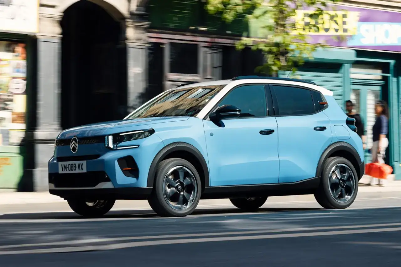Citroën C3 Aircross, un'auto grande e spaziosa, sfreccia per le strade cittadine con il suo vivace colore azzurro.