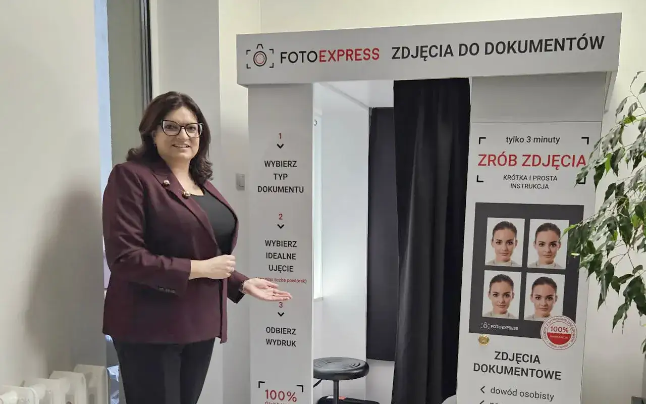 Kobieta obok fotobudki