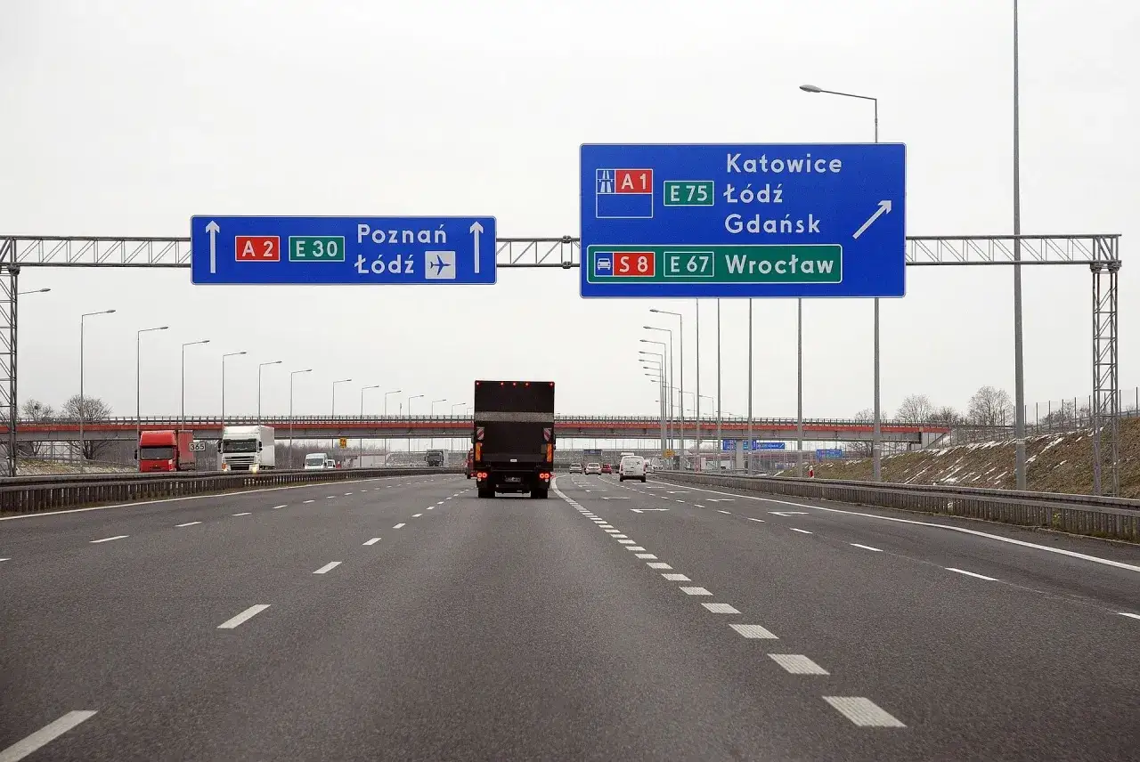 Droga symbol: znaki kierunkowe na autostradzie wskazują Poznań, Łódź, Katowice, Gdańsk i Wrocław.