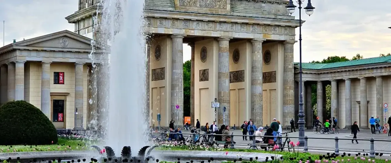 Brunnen vor dem Brandenburger Tor, ein Wahrzeichen Berlins. Perfekt für Ihre Liste der 