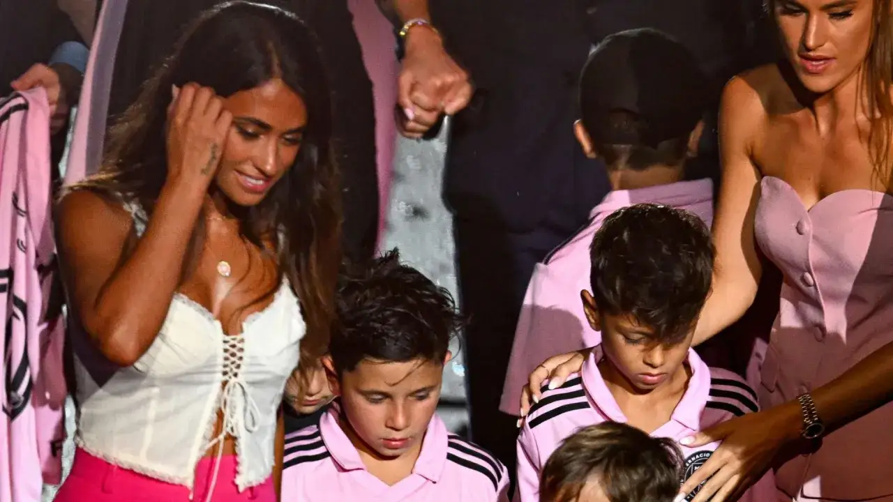 Rodzina Messiego: Antonela Roccuzzo z synami, Thiago i Mateo, w różowych koszulkach. Ile dzieci ma Messi? Troje!