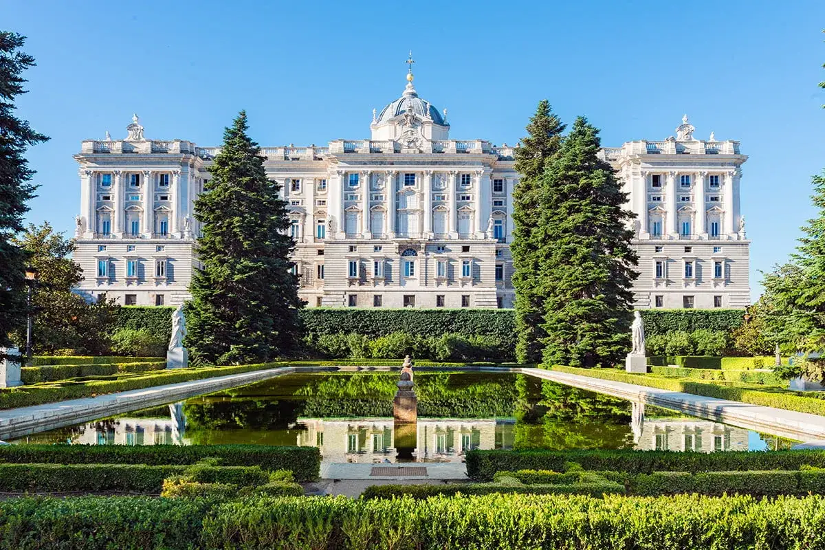 Pałac Kr&oacute;lewski w Madrycie i jego ogrody to obowiązkowy punkt, co zobaczyć w Madrycie. Piękna architektura i zadbane tereny zielone.
